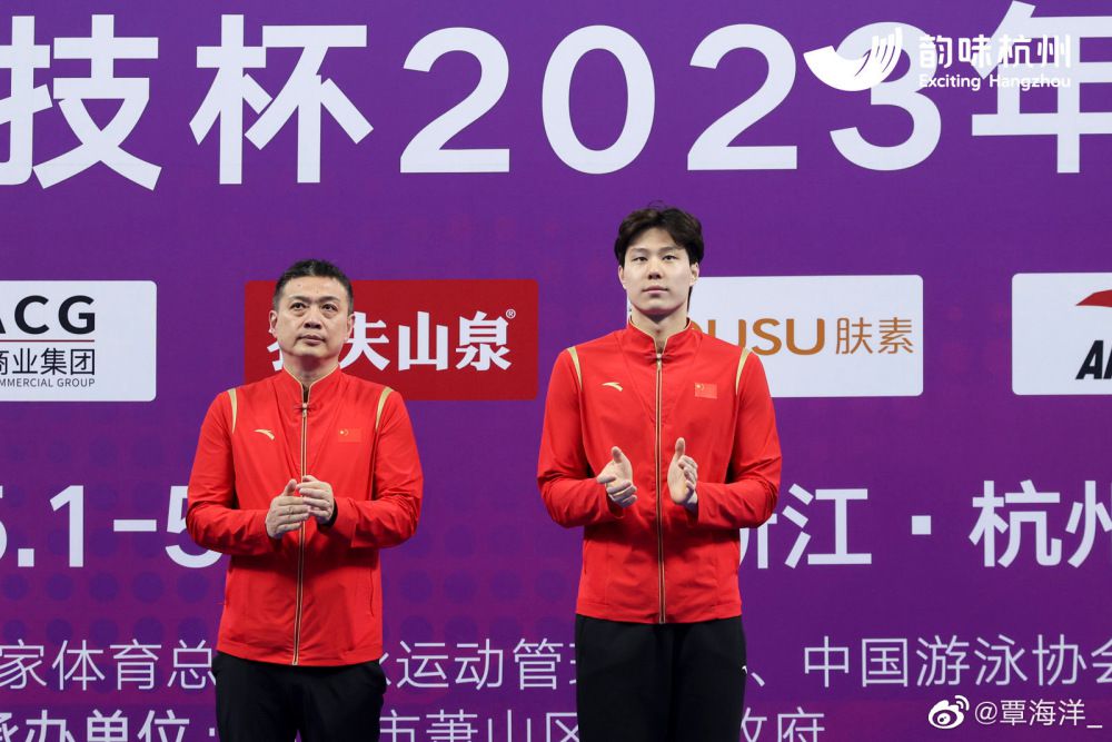 据The Athletic报道，2022年夏天，滕哈赫原本力主引进德容，但当时高层告知他没有足够转会预算，最后匆匆签下卡塞米罗。